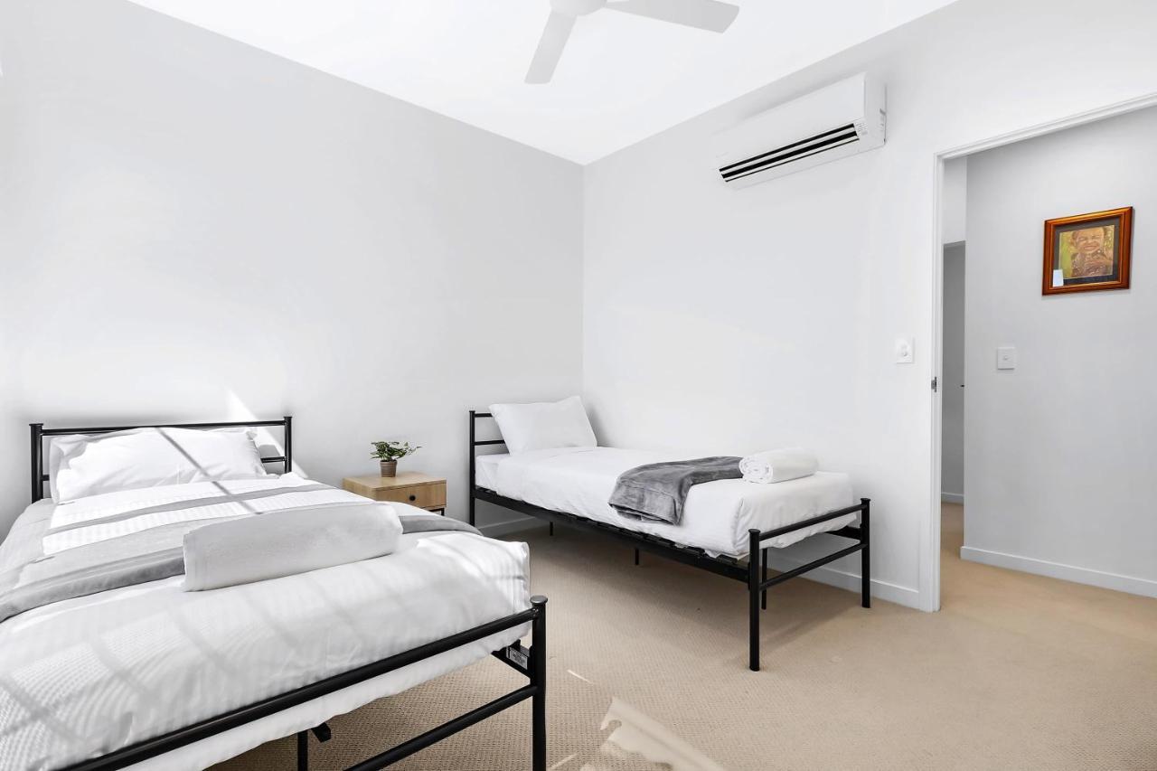Welcoming Lakeside Getaway With Waterviews, Wifi, Pool & Park 물루라바 외부 사진